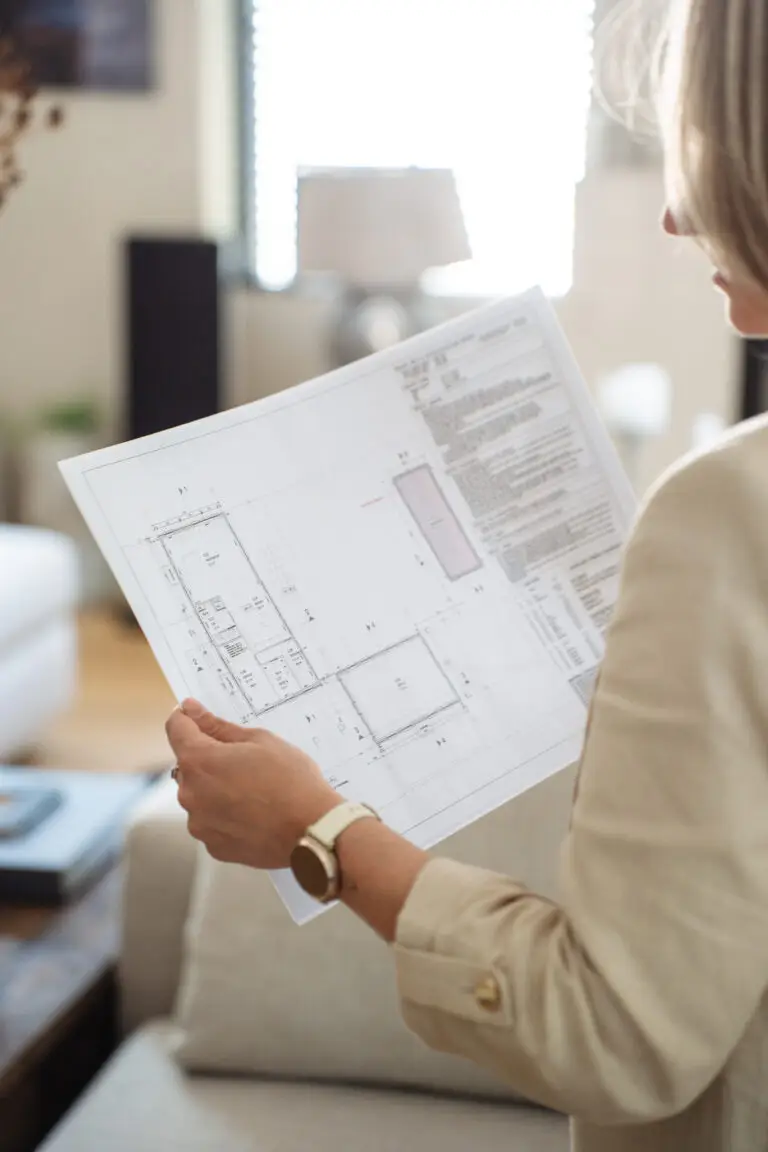 Ontwerper Robbin Verhoeve bekijkt bouwtekening tijdens analysefase van renovatie