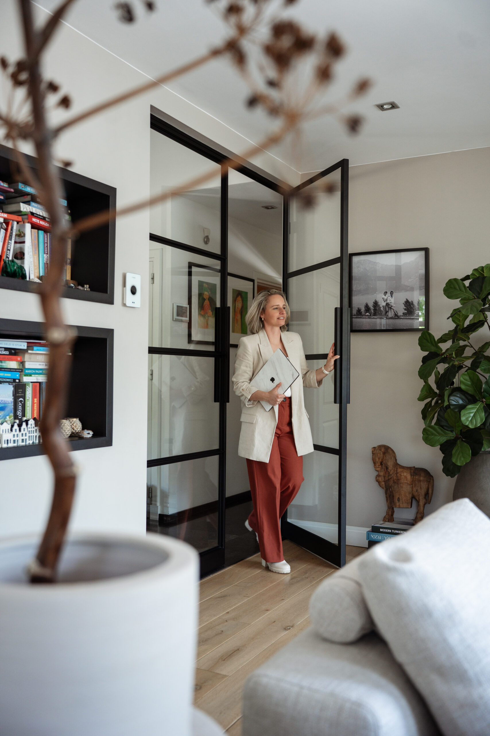 Interieurontwerper Robbin Verhoeve in bestaande woning tijdens samenwerkingstraject