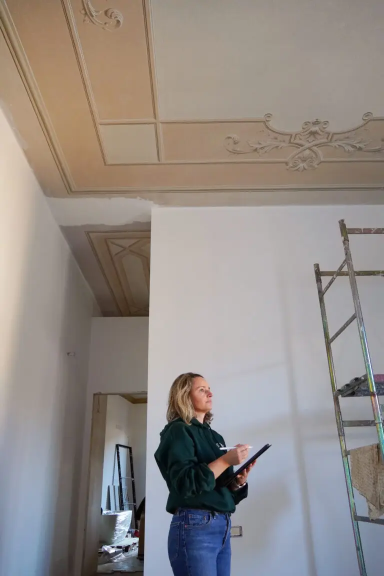 Ontwerper Robbin Verhoeve beoordeelt bestaande situatie tijdens verbouwing