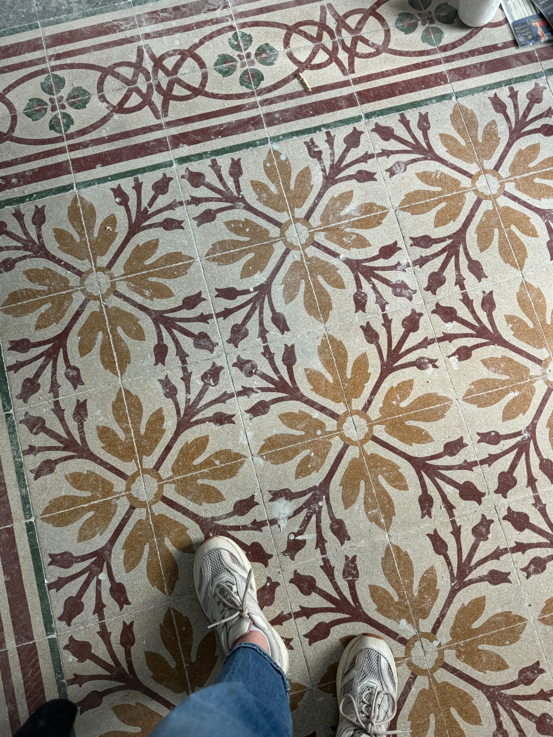 Karakteristieke tegelvloer Palermo Authentieke tegelvloer met geometrisch patroon in historisch appartement Palermo