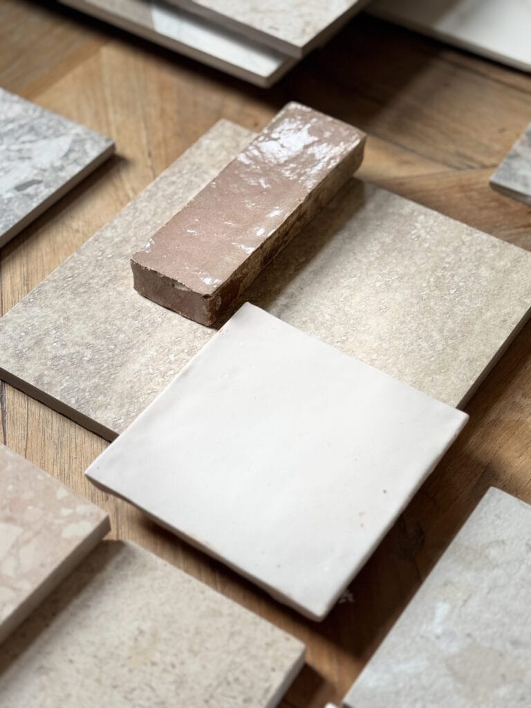 Materiaalstaaltjes van natuursteen, hout en tegels voor interieurontwerp