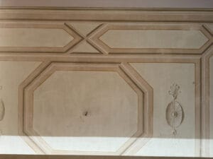 Gerestaureerde plafondschildering in een historisch appartement in Palermo, in een ontwerp van Robbin Verhoeve